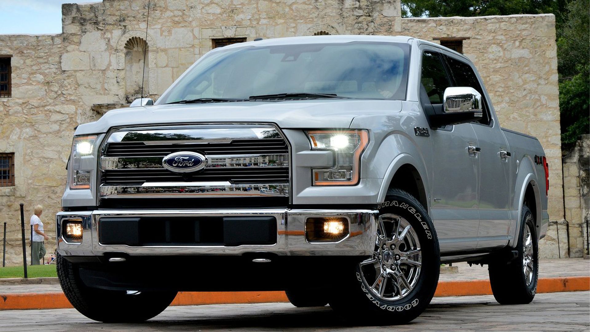 2015 Ford F-150 - front 3/4 angle